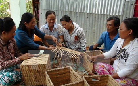 Nghề đan lục bình giúp xóa đói, giảm nghèo