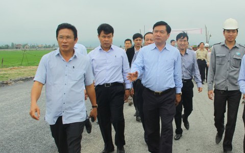 Bộ trưởng Đinh La Thăng "truy" nhà thầu: “Thi công kiểu gì thế?”