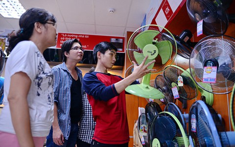 Thị trường điện máy “nóng” theo thời tiết
