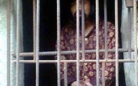 Mẹ nhốt con trong chuồng gà 13 năm