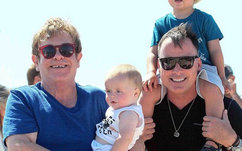 Nghệ sĩ ủng hộ Elton John tẩy chay thương hiệu D&G