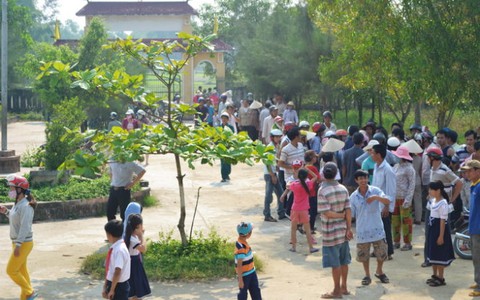 Không đồng ý nhập trường, phụ huynh đồng loạt cho con nghỉ học