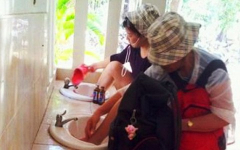 Phạt du khách Trung Quốc rửa chân trên bồn rửa mặt