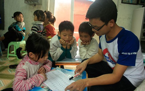 ​Dạy tiếng Anh cho trẻ em làng chài