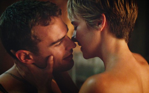 Ngôi sao Insurgent Theo James: “Giá phải trả cho bạo lực”