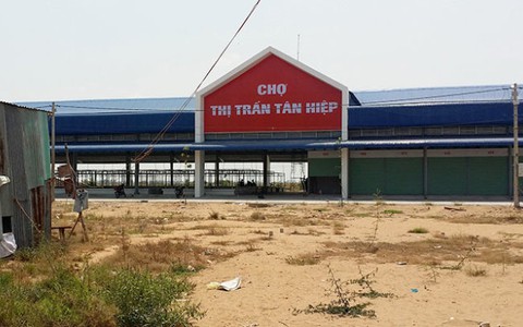 Dời chợ, tiểu thương lo mua bán ế ẩm