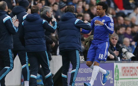 Remy giúp Chelsea tái lập khoảng cách 6 điểm với Man City