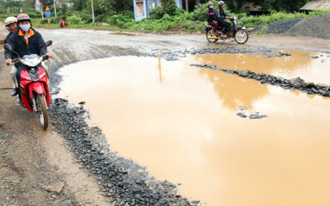 Xe tải băm nát tỉnh lộ