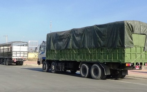 Chuyển hồ sơ 2 xe biển số đỏ giả cho công an