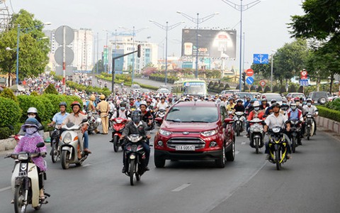Thiếu đường, xe máy chạy vào làn ôtô
