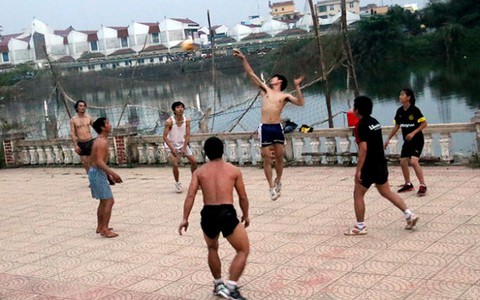 Nhịp đời qua ống kính: Bóng chuyền bên sông