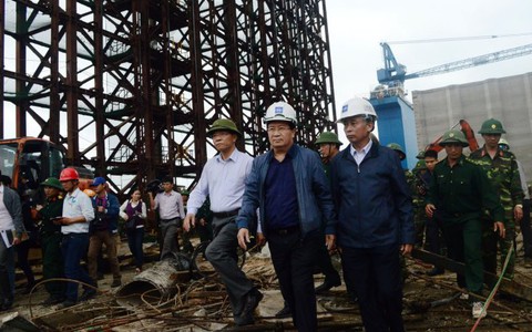 Buộc công nhân quay lại làm việc khi giàn giáo rung lắc