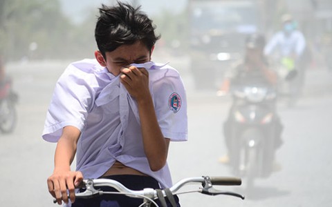 Nín thở qua đường bụi