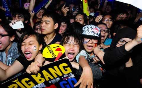 Gào khóc khi gặp 7 nhóm nhạc Hàn Quốc, vì sao?