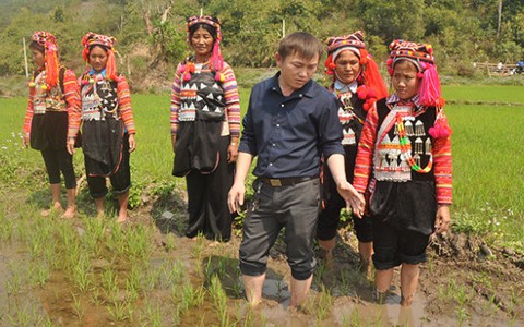 Biết trồng lúa nước nhờ cán bộ Khày