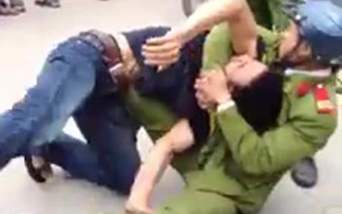 Làm rõ vụ công an vật lộn với dân trên đường phố