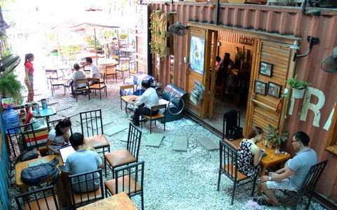 Người Sài Gòn uống cafe trong container, Hà Nội trong bus