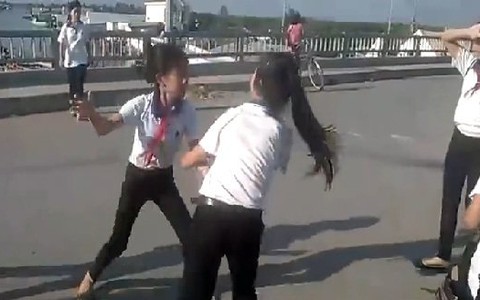 Học sinh đánh nhau, bạn cổ vũ, làm duyên