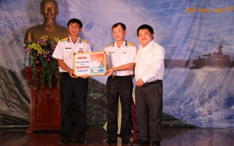 Tuổi Trẻ tặng 50 học bổng cho Quỹ khuyến học - quỹ đồng đội