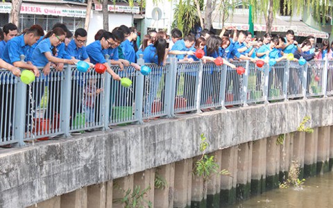 Bóng dáng thanh niên trên từng khu phố