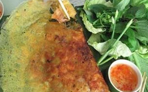 Giá sắn giảm mạnh, người trồng nhổ bỏ sắn cho bò ăn