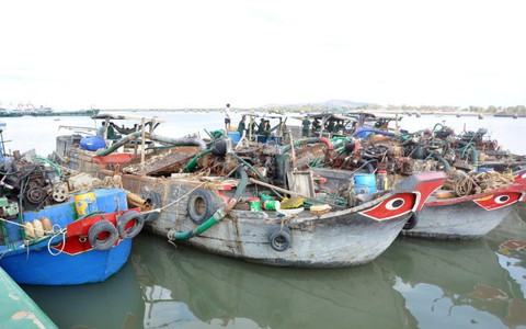 Nổ súng bắt hàng loạt ghe bầu, sà lan hút cát lậu