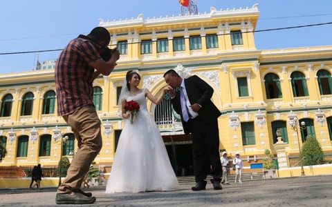 Tòa nhà Bưu điện TP.HCM thay xong "áo mới"