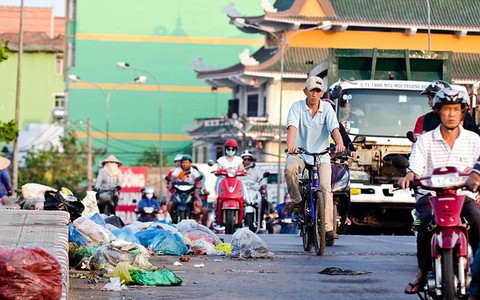 Bức bối vì ô nhiễm, rác tràn lan ở kênh, rạch, cầu, hẻm...