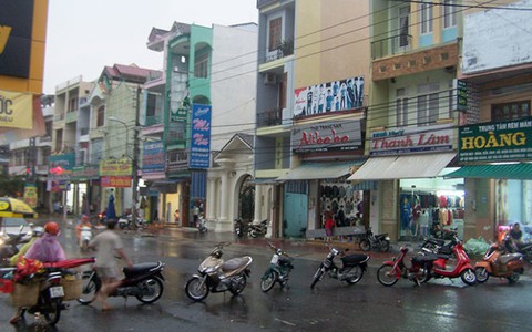 Rào đường bằng... xe máy!