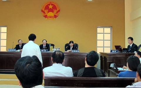Ngăn chặn cán bộ tòa lạm quyền trong thụ lý đơn kiện