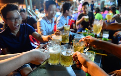 Đặt chai bia lên bàn và nhìn từ nhiều phía