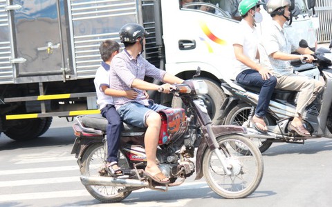 Ngày đầu phạt trẻ không đội mũ bảo hiểm: không đội vô tư