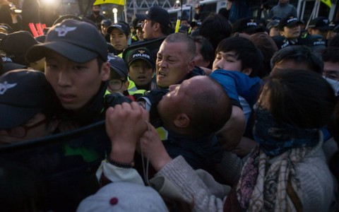 Người nhà nạn nhân phà Sewol đụng độ với cảnh sát