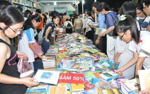 Chợ phiên sách xưa và giao lưu với nhiều tác giả