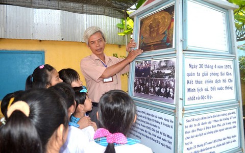 “Lớp học ngoài trời” của thầy Bá Tước
