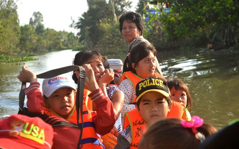 Bà Bảy đưa đò