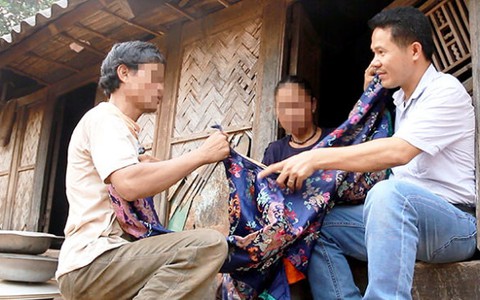 Người Pa Cô bỏ dần tục “nối dây”