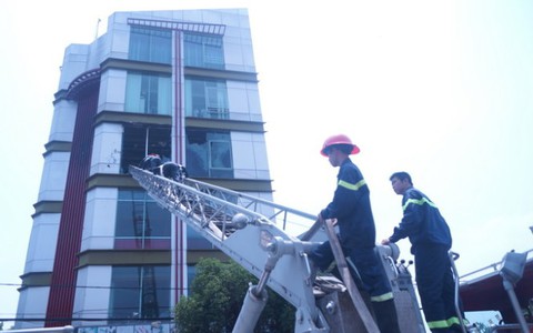 Nhà cao tầng bốc cháy, kính nổ văng xuống đường
