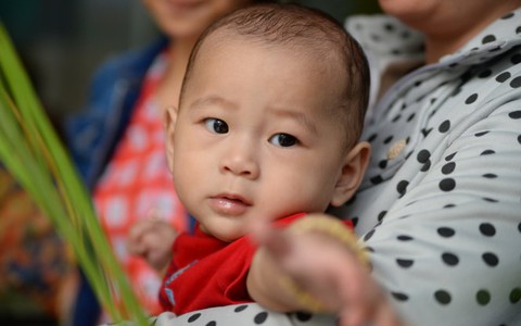 Bé Nguyễn Quốc Huy 5 tháng sau tai nạn khủng khiếp