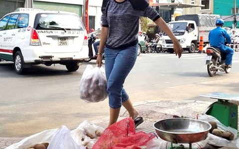 Mẹ, con và củ hành tây