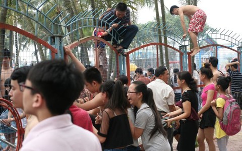 Con trẻ và tấm gương méo mó