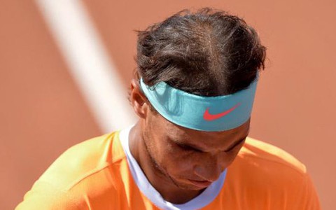 "Vua" Nadal bị hạ bệ trên mặt sân đất nện