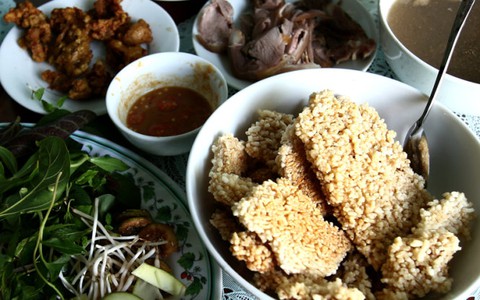 Về Ninh Bình ăn cơm cháy thịt dê