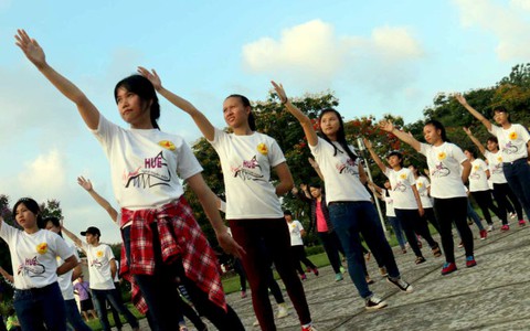 Nhảy flashmob chào mừng festival nghề truyền thống Huế
