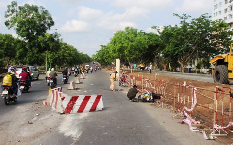 Tông rào chắn không có đèn hiệu, một người Anh gãy chân
