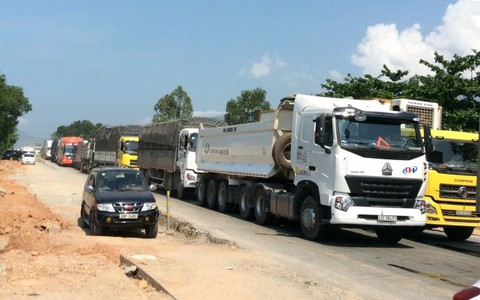 Kẹt xe ở đèo Phước Tượng: đã dời xe container chết máy