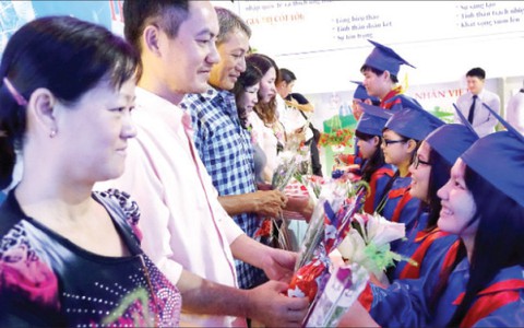 Chớ quên rằng dưới chân mình là quá khứ...