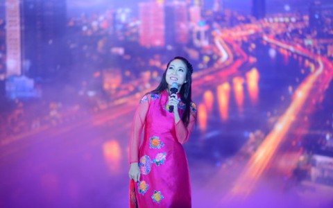 Live show của Thanh Thúy - cô ca sĩ theo nghiệp lính