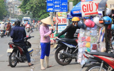 Bãi giữ xe “chặt chém” ngày lễ