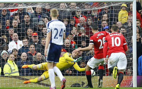 Van Persie đá hỏng 11m, M.U thua trận thứ ba liên tiếp